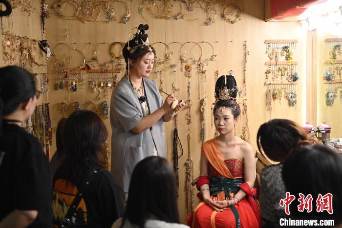 6月6日，在甘肅敦煌青年夜校課程中，青年學員學習敦煌美妝課程。李亞龍 攝