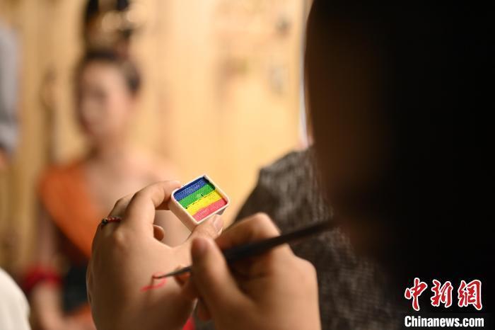 6月6日，在甘肅敦煌青年夜校課程中，青年學員學習敦煌美妝課程。李亞龍 攝　　