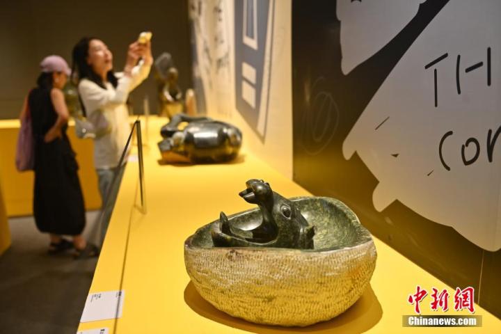 圖為該藝術(shù)展展陳的蛇紋石作品《河馬池》。中新社記者 李亞龍 攝 圖為該藝術(shù)展展陳的蛇紋石作品《河馬池》。中新社記者 李亞龍 攝