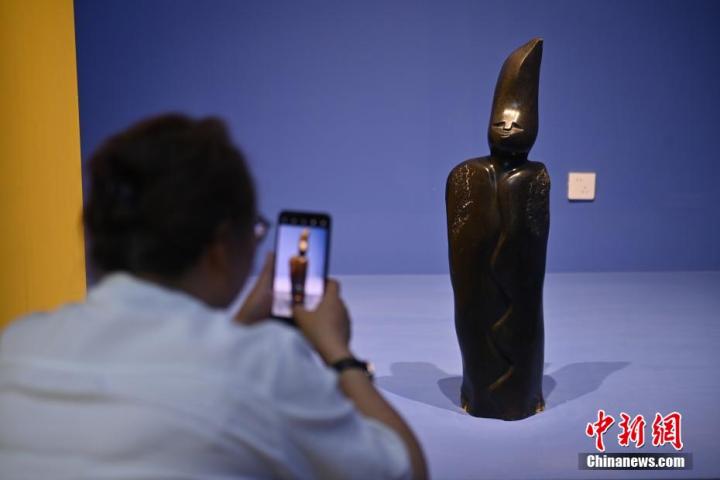 圖為游客拍攝蛇紋石作品《貴婦人》。中新社記者 李亞龍 攝 圖為游客拍攝蛇紋石作品《貴婦人》。中新社記者 李亞龍 攝