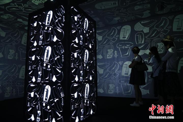 圖為游客參觀藝術(shù)展。中新社記者 李亞龍 攝 圖為游客參觀藝術(shù)展。中新社記者 李亞龍 攝