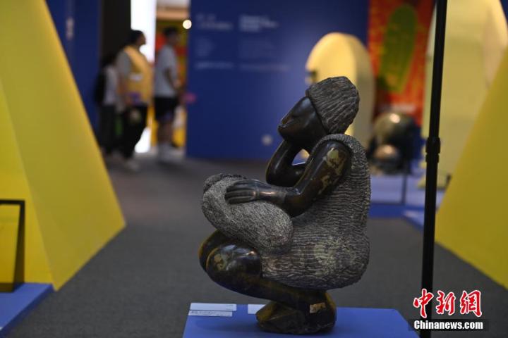 圖為游客參觀藝術(shù)展。中新社記者 李亞龍 攝</p>
<p> 圖為游客參觀藝術(shù)展。中新社記者 李亞龍 攝</p>
<p>