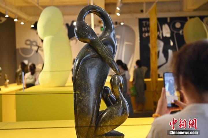 圖為游客拍攝蛇紋石作品《依戀》。中新社記者 李亞龍 攝 圖為游客拍攝蛇紋石作品《依戀》。中新社記者 李亞龍 攝