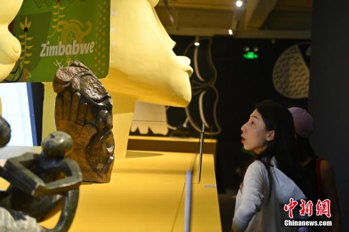 圖為游客參觀藝術(shù)展。中新社記者 李亞龍 攝 圖為游客參觀藝術(shù)展。中新社記者 李亞龍 攝