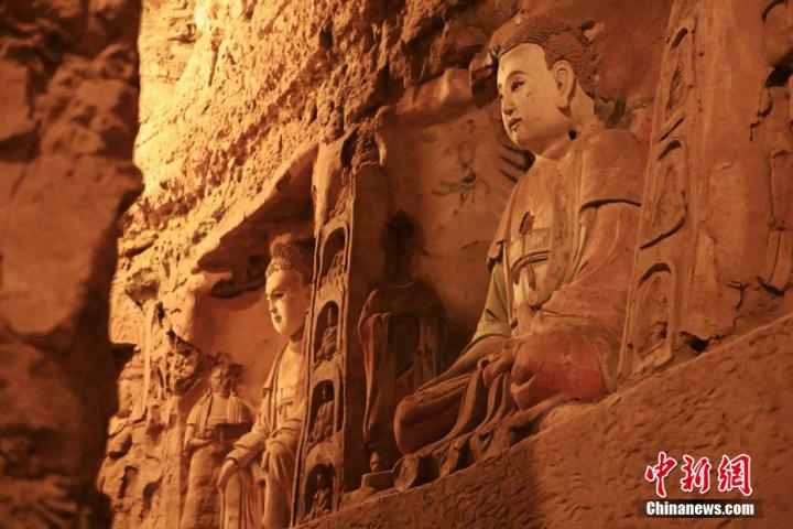 7月15日，甘肅省平?jīng)鍪袥艽h百里石窟長(zhǎng)廊中的王母宮石窟造像。百里石窟長(zhǎng)廊位于涇川縣境內(nèi)，由512個(gè)石窟、5眼窟中石井組成，現(xiàn)存王母宮石窟、鳳凰山石窟、南石窟寺、丈八寺石窟、羅漢洞石窟、太山寺石窟等規(guī)模較大的石窟群，還有數(shù)量眾多的小石窟群。王母宮石窟又名千佛洞，該窟設(shè)計(jì)宏大，造像生動(dòng)，窟內(nèi)擁有造像數(shù)百尊，是較為珍貴的佛教文化歷史遺存。中新社記者 李亞龍 攝</p>
<p>