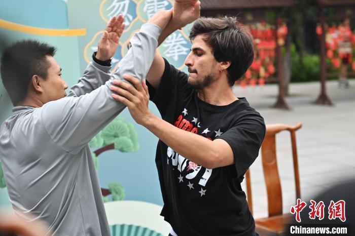7月14日，甘肅省平涼市崆峒山景區內，外籍武術愛好者(右)進行忽雷太極拳切磋。7月13日至14日，“2024年北京體育大學第十五屆國際武術比賽交流大會暨首屆崆峒山國際武術大會”舉行，大會也在崆峒山景區進行問道崆峒、武術高級研修班、崆峒拜師等系列活動。中新社記者 李亞龍 攝</p>
<p>