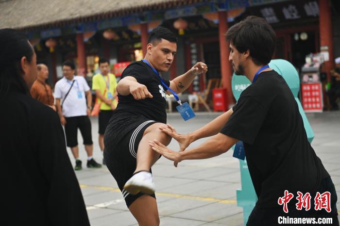 7月14日，甘肅省平涼市崆峒山景區內，外籍武術愛好者切磋武藝。7月13日至14日，“2024年北京體育大學第十五屆國際武術比賽交流大會暨首屆崆峒山國際武術大會”舉行，大會也在崆峒山景區進行問道崆峒、武術高級研修班、崆峒拜師等系列活動。中新社記者 李亞龍 攝