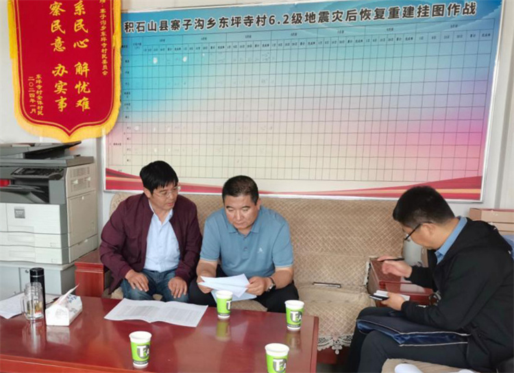 州縣紀(jì)委監(jiān)委機(jī)關(guān)聯(lián)合督查組對下沉干部 、駐村干部 、包村組長、村干部 “四級”干部履職到崗情況，以及工作日志和民情臺賬、訴求臺賬進(jìn)行日常監(jiān)督檢查，壓實(shí)工作責(zé)任。.jpg