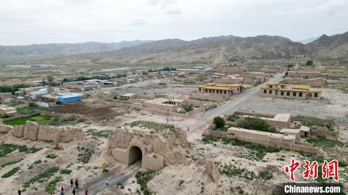 7月13日，位于山丹漢明長(zhǎng)城遺址里的硤口古城。(無(wú)人機(jī)圖片) 　九美旦增 攝