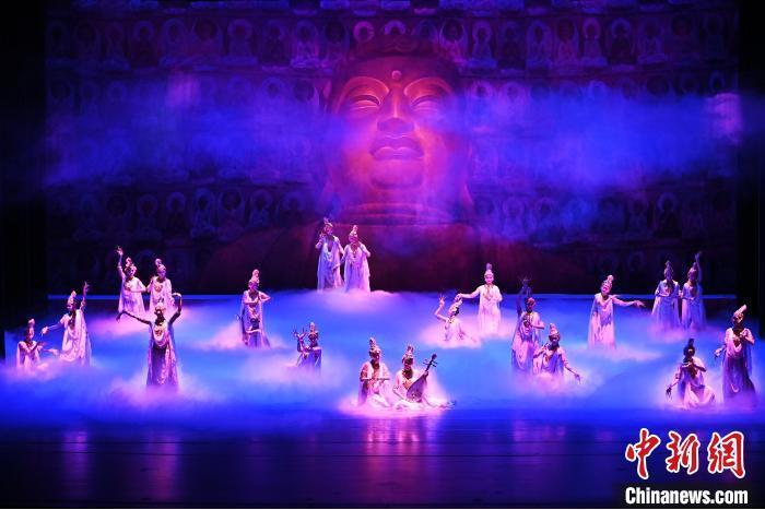 7月18日晚，中國經典舞劇《絲路花雨》在甘肅蘭州黃河劇院進行演出。中國經典舞劇《絲路花雨》迎來45周年，7月17日-8月4日在蘭州開啟為期多天的駐場演出。該舞劇取材于敦煌莫高窟壁畫，集中國霓裳羽衣舞、敦煌舞、印度舞、黑巾舞、波斯馬鈴舞等于一身，自1979年演出至今，該劇先后在40多個國家和地區演出近4000場，觀眾550多萬人次。中新社記者 李亞龍 攝</p>
<p>