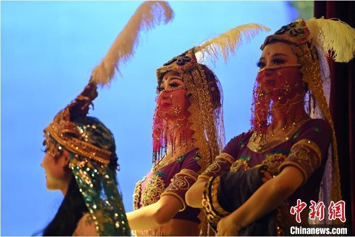 7月18日晚，中國經典舞劇《絲路花雨》在甘肅蘭州黃河劇院進行演出。中國經典舞劇《絲路花雨》迎來45周年，7月17日-8月4日在蘭州開啟為期多天的駐場演出。該舞劇取材于敦煌莫高窟壁畫，集中國霓裳羽衣舞、敦煌舞、印度舞、黑巾舞、波斯馬鈴舞等于一身，自1979年演出至今，該劇先后在40多個國家和地區演出近4000場，觀眾550多萬人次。中新社記者 李亞龍 攝</p>
<p>