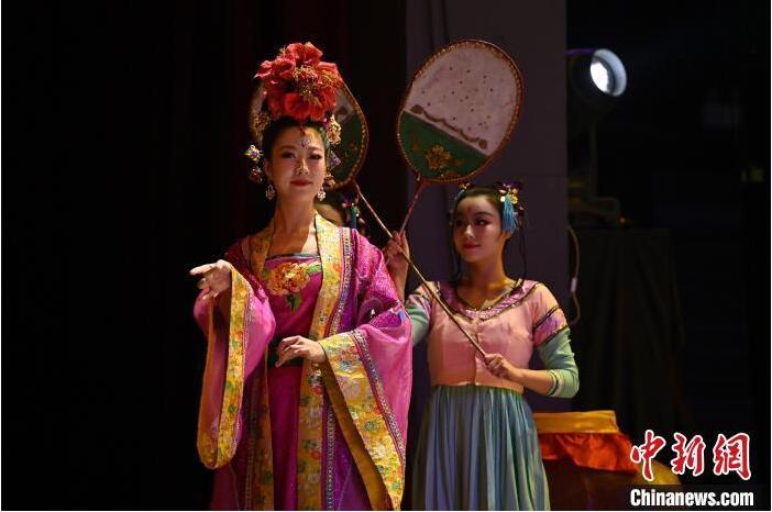 7月18日晚，中國經典舞劇《絲路花雨》在甘肅蘭州黃河劇院進行演出。中國經典舞劇《絲路花雨》迎來45周年，7月17日-8月4日在蘭州開啟為期多天的駐場演出。該舞劇取材于敦煌莫高窟壁畫，集中國霓裳羽衣舞、敦煌舞、印度舞、黑巾舞、波斯馬鈴舞等于一身，自1979年演出至今，該劇先后在40多個國家和地區演出近4000場，觀眾550多萬人次。中新社記者 李亞龍 攝</p>
<p>