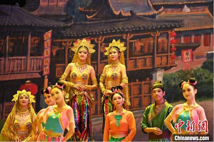 7月18日晚，中國經典舞劇《絲路花雨》在甘肅蘭州黃河劇院進行演出。中國經典舞劇《絲路花雨》迎來45周年，7月17日-8月4日在蘭州開啟為期多天的駐場演出。該舞劇取材于敦煌莫高窟壁畫，集中國霓裳羽衣舞、敦煌舞、印度舞、黑巾舞、波斯馬鈴舞等于一身，自1979年演出至今，該劇先后在40多個國家和地區演出近4000場，觀眾550多萬人次。中新社記者 李亞龍 攝</p>
<p>