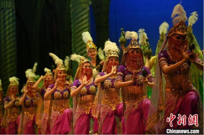 7月18日晚，中國經典舞劇《絲路花雨》在甘肅蘭州黃河劇院進行演出。中國經典舞劇《絲路花雨》迎來45周年，7月17日-8月4日在蘭州開啟為期多天的駐場演出。該舞劇取材于敦煌莫高窟壁畫，集中國霓裳羽衣舞、敦煌舞、印度舞、黑巾舞、波斯馬鈴舞等于一身，自1979年演出至今，該劇先后在40多個國家和地區演出近4000場，觀眾550多萬人次。中新社記者 李亞龍 攝</p>
<p>