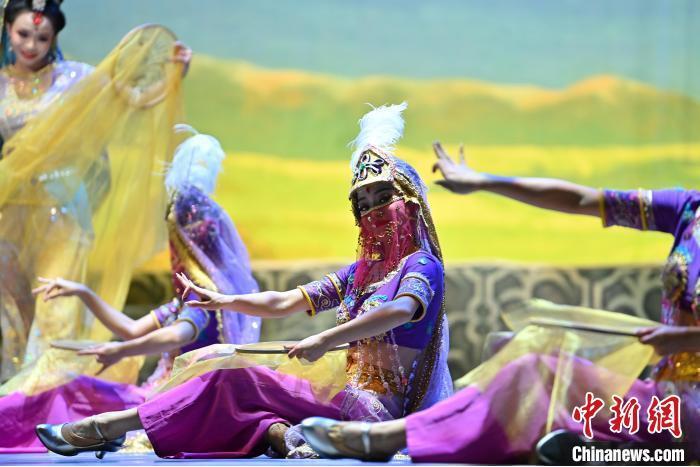 7月18日晚，中國經典舞劇《絲路花雨》在甘肅蘭州黃河劇院進行演出。中國經典舞劇《絲路花雨》迎來45周年，7月17日-8月4日在蘭州開啟為期多天的駐場演出。該舞劇取材于敦煌莫高窟壁畫，集中國霓裳羽衣舞、敦煌舞、印度舞、黑巾舞、波斯馬鈴舞等于一身，自1979年演出至今，該劇先后在40多個國家和地區演出近4000場，觀眾550多萬人次。中新社記者 李亞龍 攝</p>
<p>