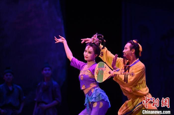 7月18日晚，中國經典舞劇《絲路花雨》在甘肅蘭州黃河劇院進行演出。中國經典舞劇《絲路花雨》迎來45周年，7月17日-8月4日在蘭州開啟為期多天的駐場演出。該舞劇取材于敦煌莫高窟壁畫，集中國霓裳羽衣舞、敦煌舞、印度舞、黑巾舞、波斯馬鈴舞等于一身，自1979年演出至今，該劇先后在40多個國家和地區演出近4000場，觀眾550多萬人次。中新社記者 李亞龍 攝</p>
<p>