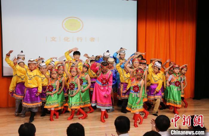 圖為蘭州大學(xué)文化行者團隊走進民族社區(qū)，開展系列活動。(資料圖)蘭州大學(xué)供圖