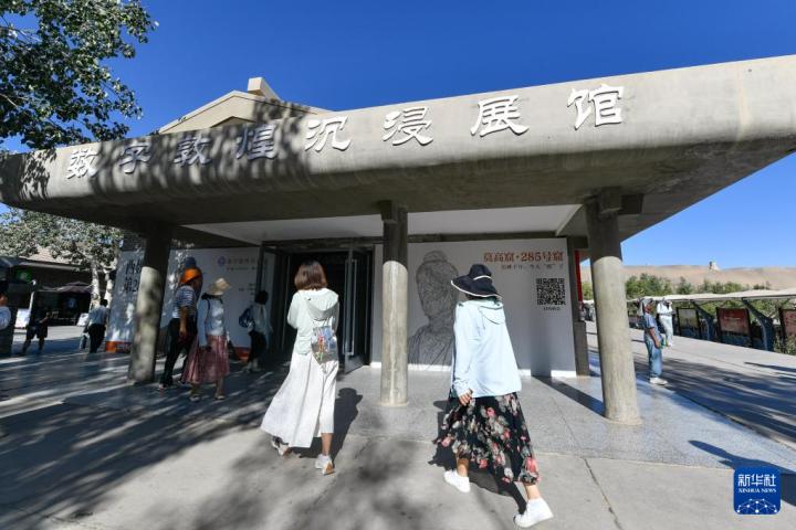 7月22日，游客排隊進入“尋境敦煌——數字敦煌沉浸展”場館。新華社記者 郎兵兵 攝</p>
<p>