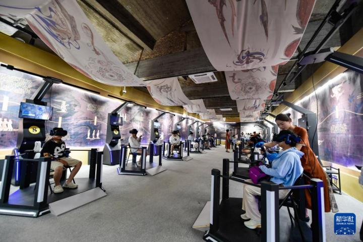 7月22日，游客線下體驗“尋境敦煌——數字敦煌沉浸展”。新華社記者 郎兵兵 攝</p>
<p>