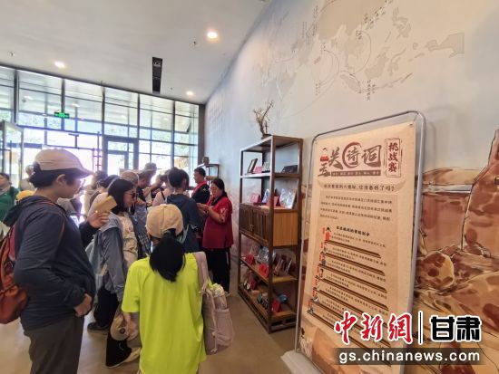 近日，玉門關遺址景區開啟了一場精彩紛呈的玉關詩詞挑戰賽，吸引眾多游人參與其中。玉門關遺址景區供圖