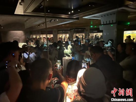 8月17日至23日，“濃濃民族情 兩岸一家親”臺(tái)灣同胞參訪團(tuán)甘肅行交流活動(dòng)在甘肅展開。圖為臺(tái)胞參觀甘肅省博物館。中新社記者 閆姣 攝