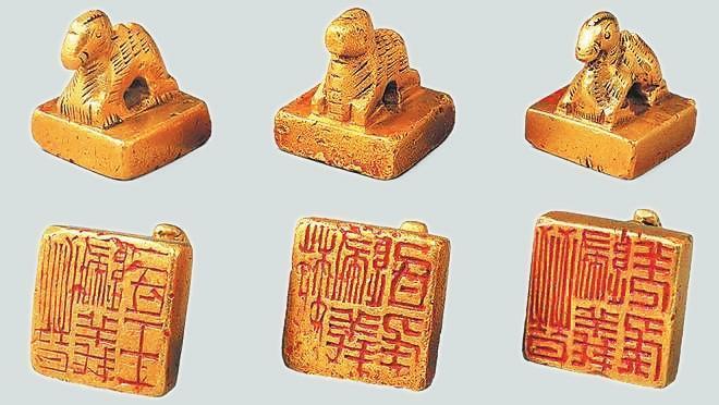 從左至右依次為“晉歸義羌侯”金印、“晉歸義氐王”金印、“魏歸義氐侯”金印